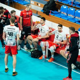 Zabudowy_lawek_rezerwowych_3